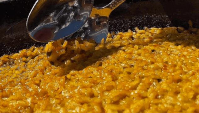 Entdecken Sie das Restaurant, in dem Sie authentischen Rice a Banda mit Fisch als Beilage probieren können.