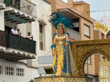 Capitana mora María Ivars de la Filà Bashira en el desfile Moros y Cristianos Moraira 2025