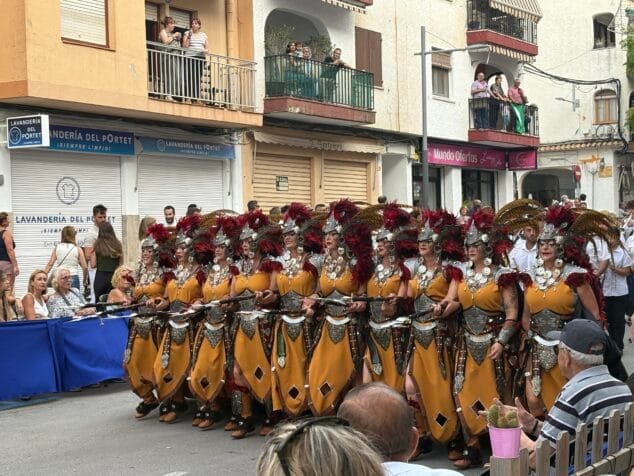 desfile moros y cristianos moraira 2025 26