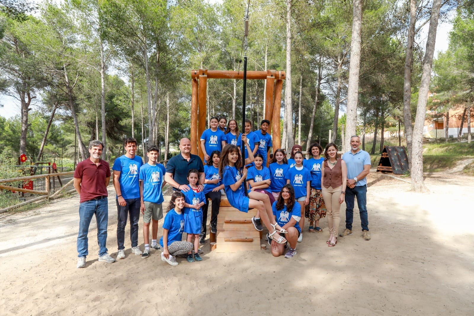 el ayuntamiento de teulada inaugura una tirolina en el refugio climatico del pinaret de la costa junto al clia