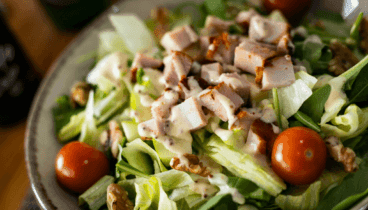 Ensalada equilibrada con el toque de la casa