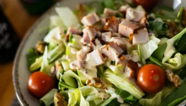 Ensalada equilibrada con el toque de la casa