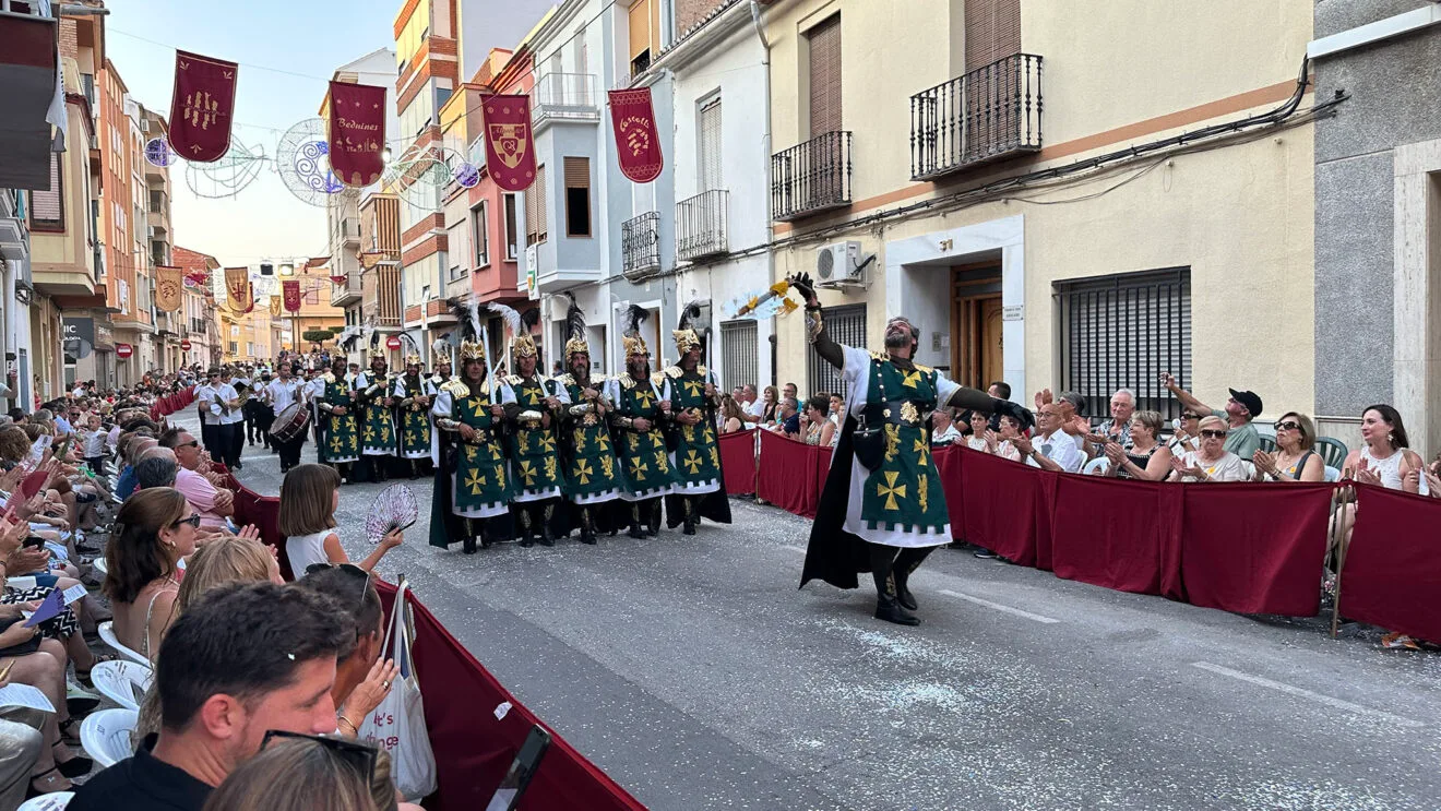 Escuadra de antiguos Inquisidors en la entrada de Moros i Cristians de Pego de 2025
