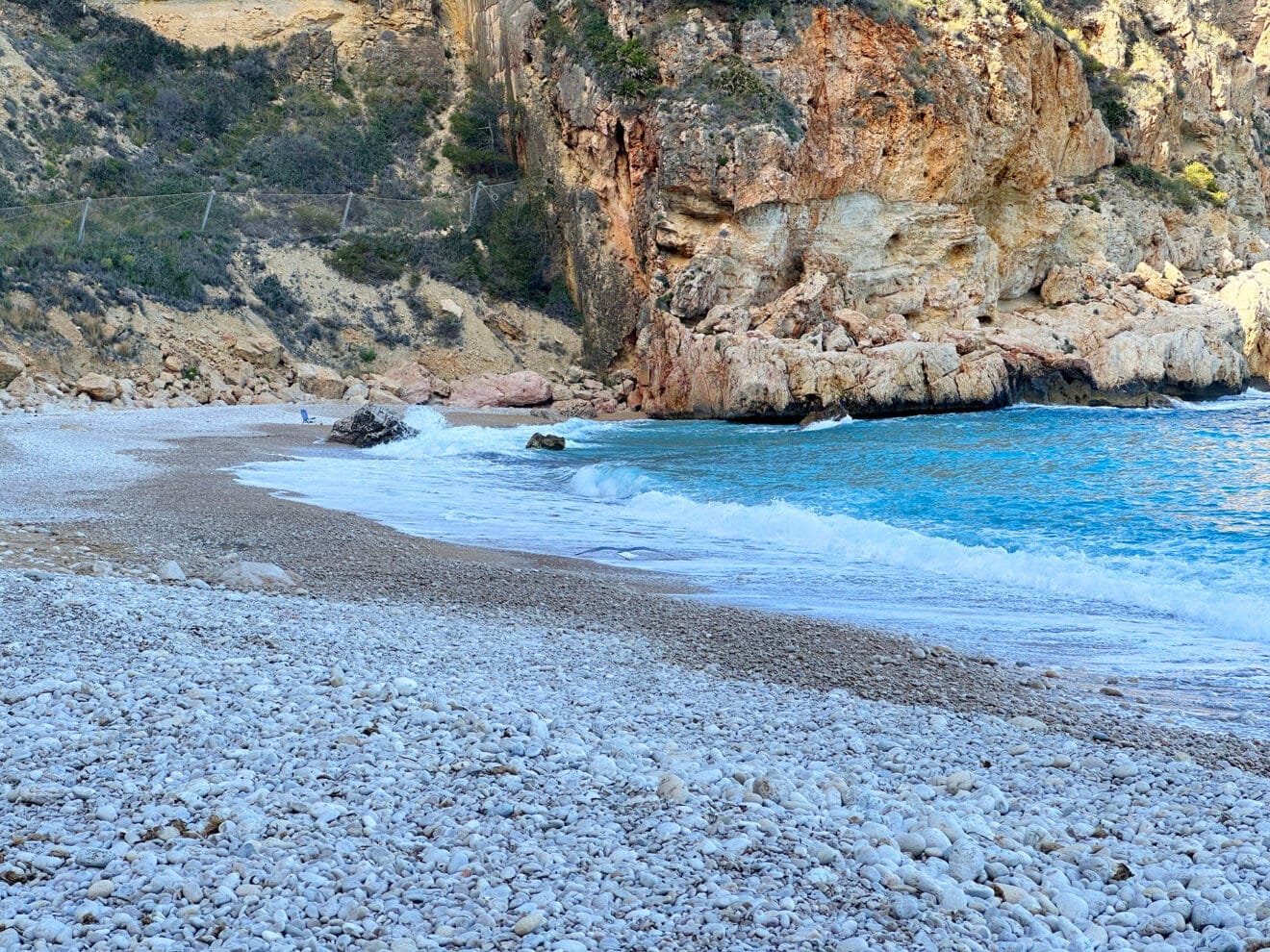 Extremo izquierdo de la cala del Moraig de Benitatxell