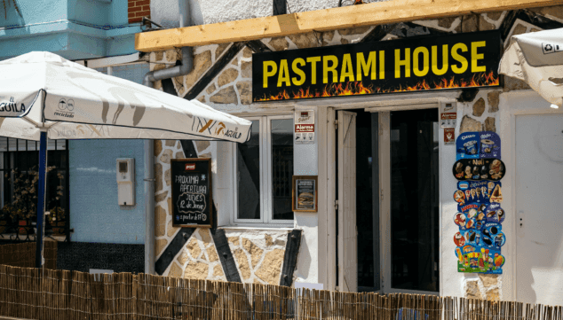 fachada de pastrami house desde el exterior