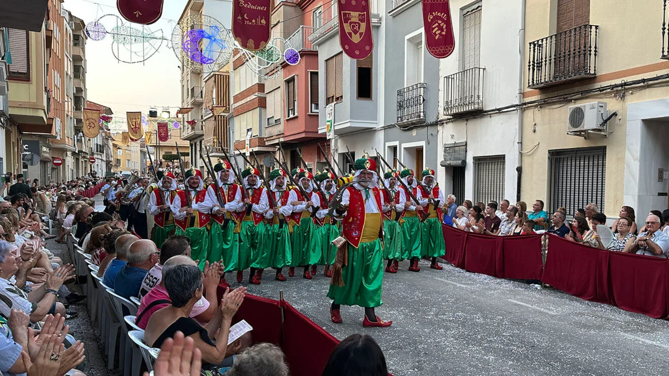Filà Feixucs en el desfile de Moros i Cristians de Pego en 2025