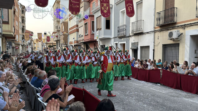 Programa de Fiestas Patronales y Moros y Cristianos de Pego 2026: horarios y actos 3 fila feixucs en el desfile de moros i cristians de pego en 2025 1