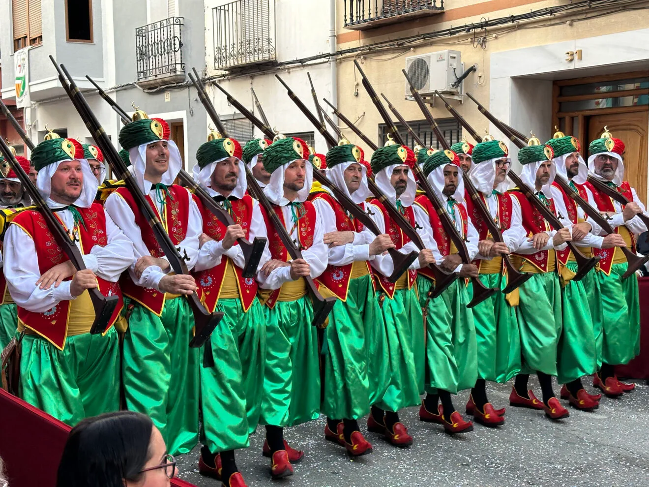 Filà Feixucs en el desfile de Moros i Cristians de Pego en 2025