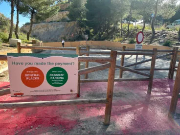 Indicaciones del parking de la cala del Moraig de Benitatxell
