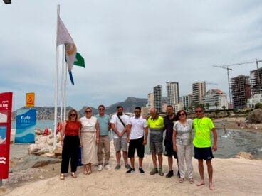 Izado de banderas en Calp con ‘Playas Sin Humo’