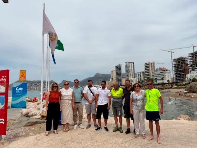 Imagen: Izado de banderas en Calp con 'Playas Sin Humo'