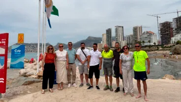 izado de banderas en calp con sus playas sin humo