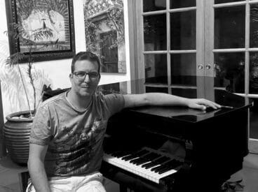 Joan Aracil Bolufer, junto al piano de Pilar