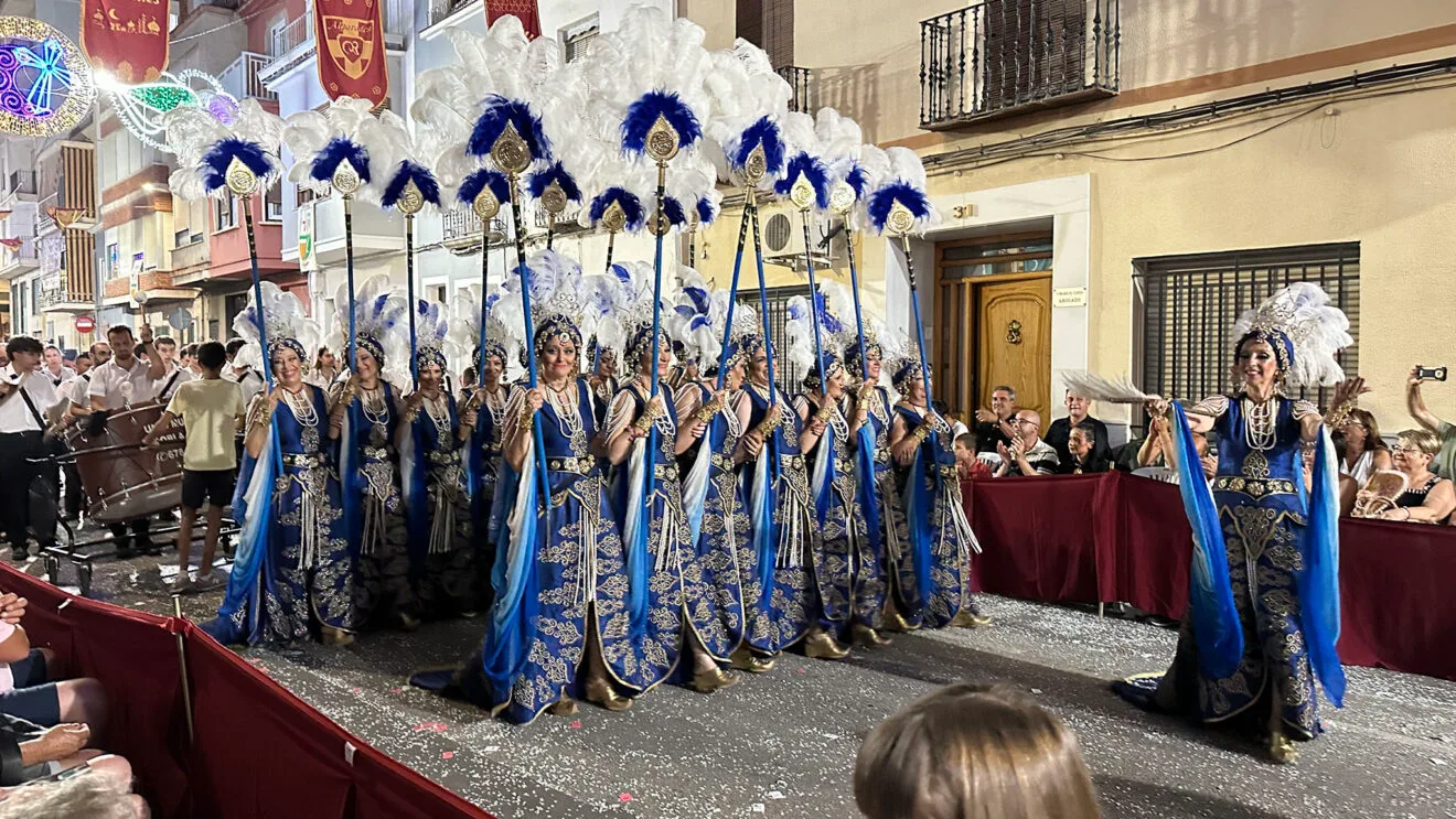 La filà mora Ha-ben-sahines celebra su 40 aniversario en el desfile de Moros i Cristians de Pego en 2025