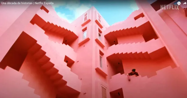 la murala roja de calp en el video del 10o aniversario de netflix