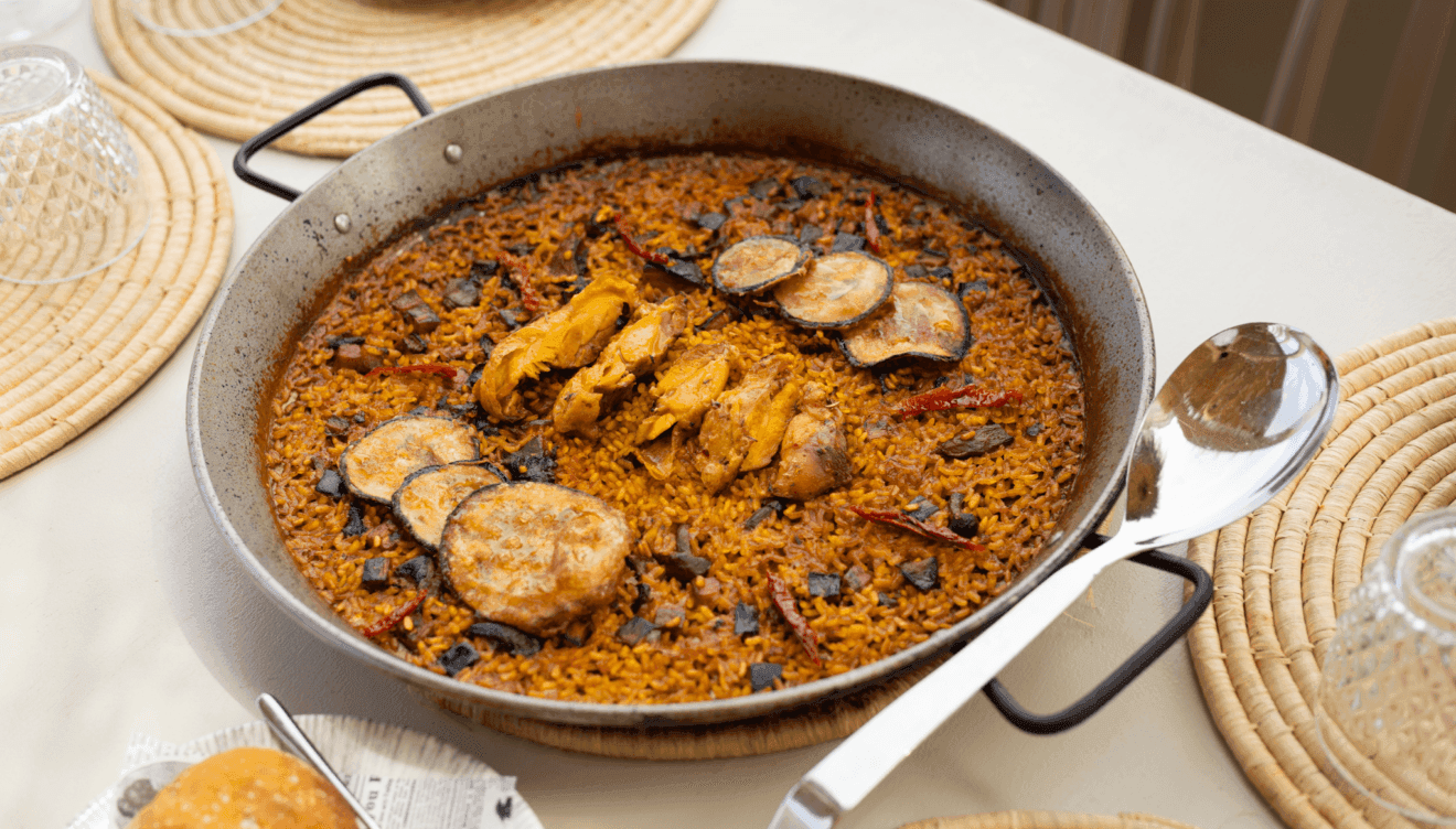 La paella se disfruta mejor con vistas al mar