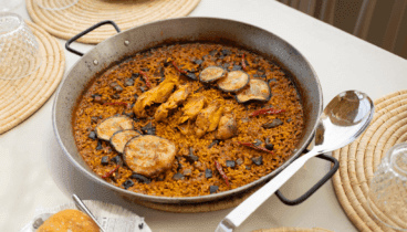 La paella se disfruta mejor con vistas al mar