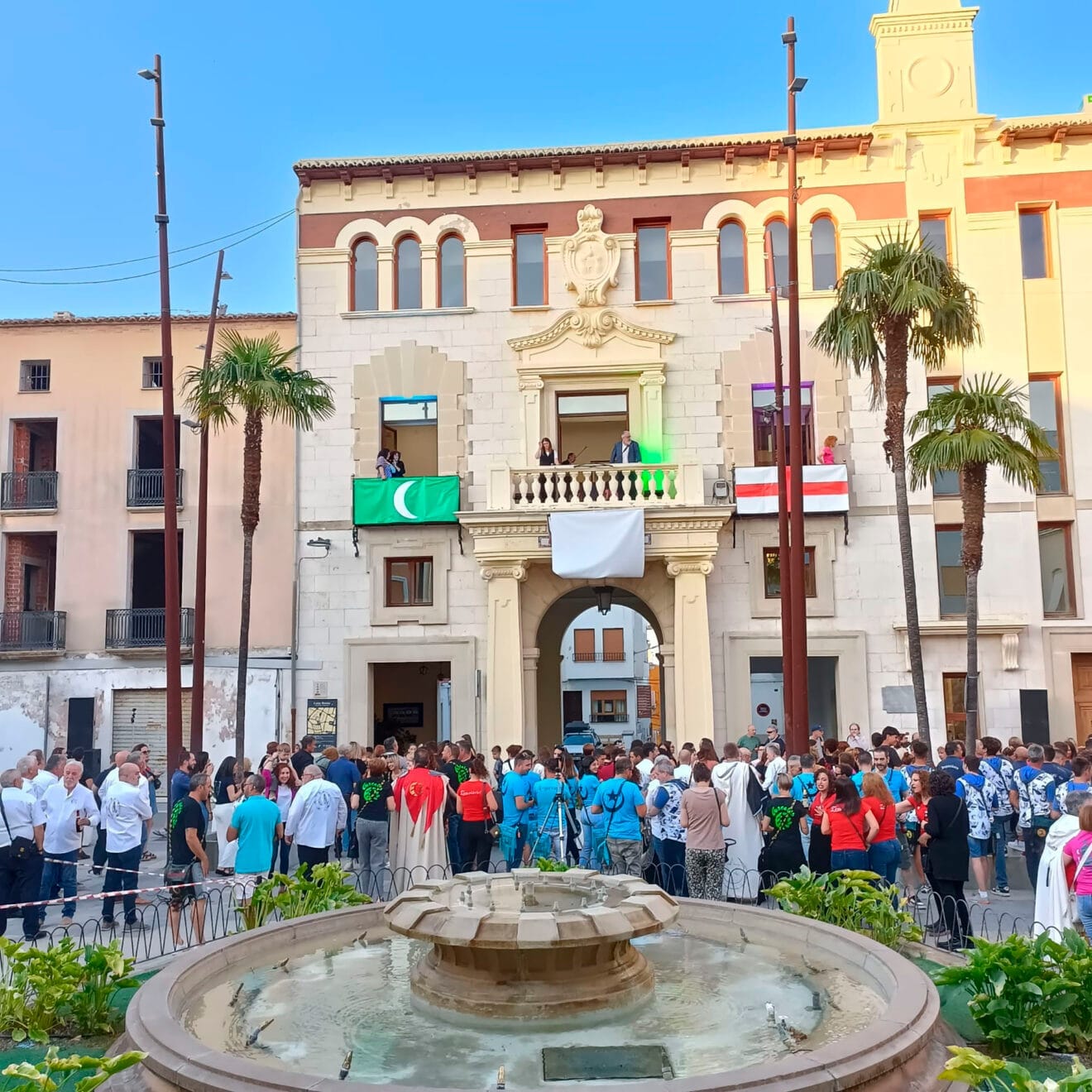 La plaza del Ayuntamiento de Pego durante la Publicació Festera de 2024