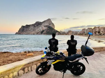 la policia local de calp en la playa de la fossa