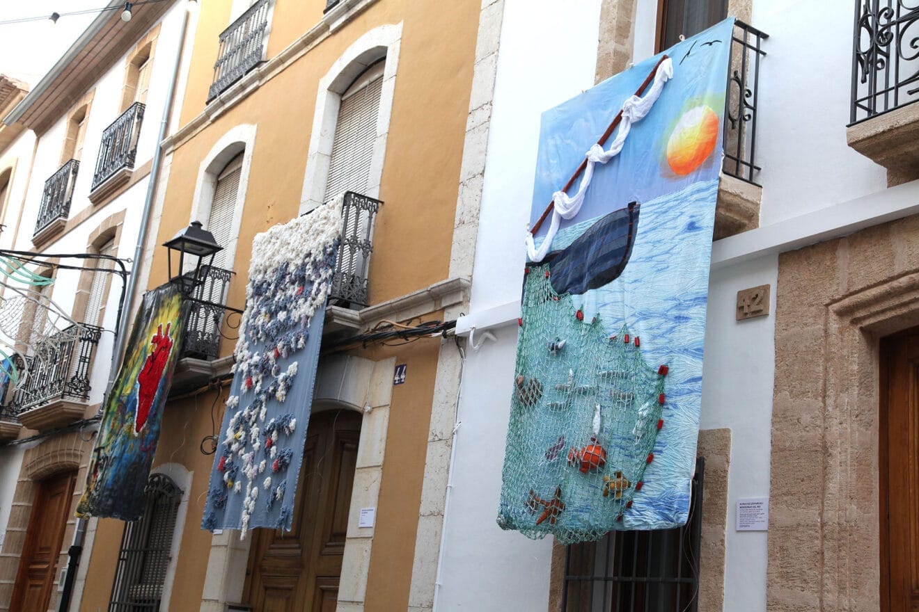 Los balcones de Gata de Gorgos adornados con las creaciones de Art al Vent de 2021