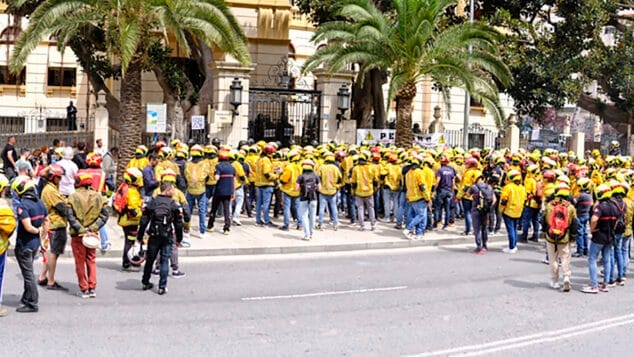 Imagen: Manifestación de los bomberos frente a Diputación