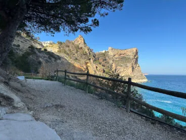 Mirador y parada en la rampa de la cala del Moraig de Benitatxell