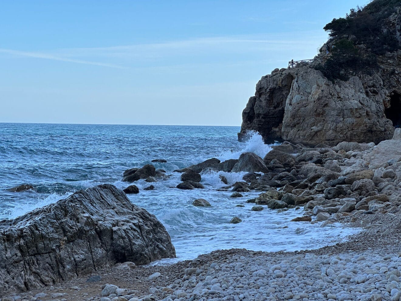Oleaje en la cala del Moraig de Benitatxell