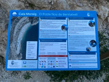 Panel informativo sobre la cala del Moraig de Benitatxell