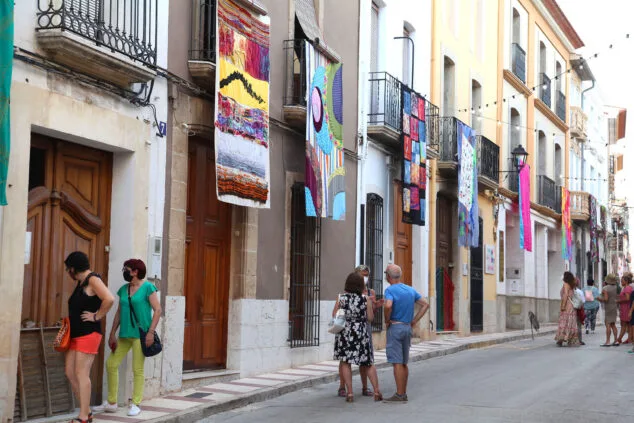 Imagen: Personas disfrutando de la exposición de Art al Vent de 2021 en Gata de Gorgos