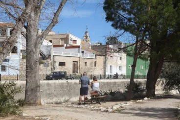 Personas junto al río Girona a su paso por Beniarbeig