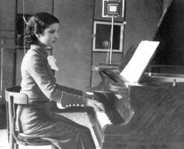 Pilar Mompó Aracil con su piano – Imagen de la família Mompó Aracil
