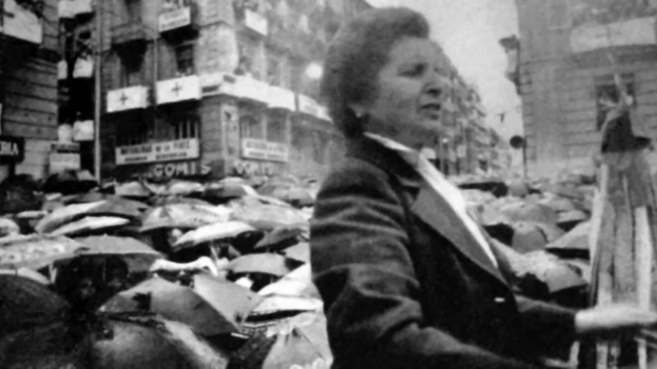 Pilar Mompó Aracil dirigiendo el himno de Alcoi en 1981 - Imagen de la família Mompó Aracil