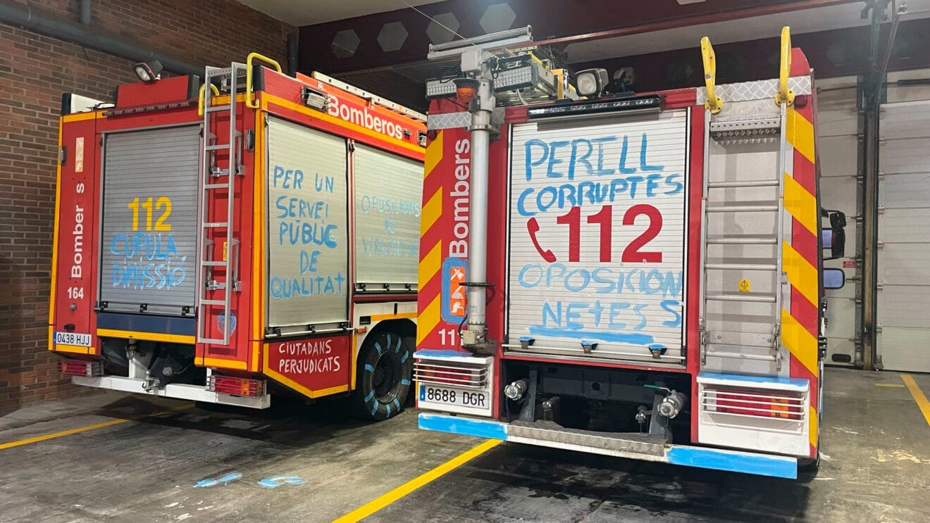 Pintadas de protesta en camiones de bomberos