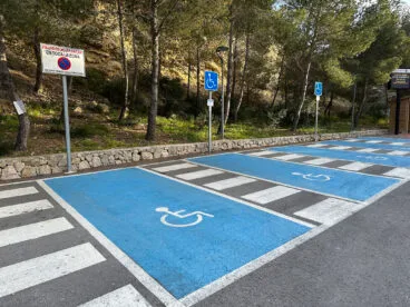 Plazas para personas con diversidad funcional en el parking de la cala Moraig de Benitatxell