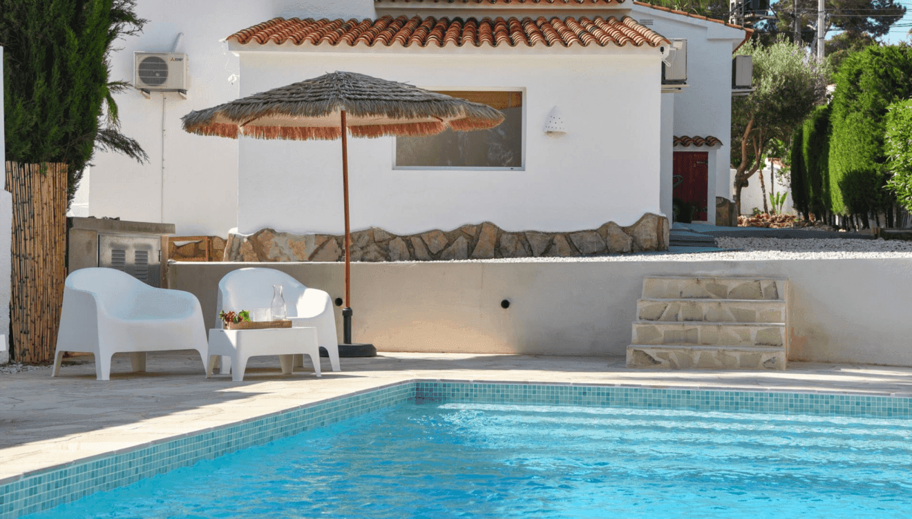 Relajarse junto a la piscina privada rodeada de naturaleza
