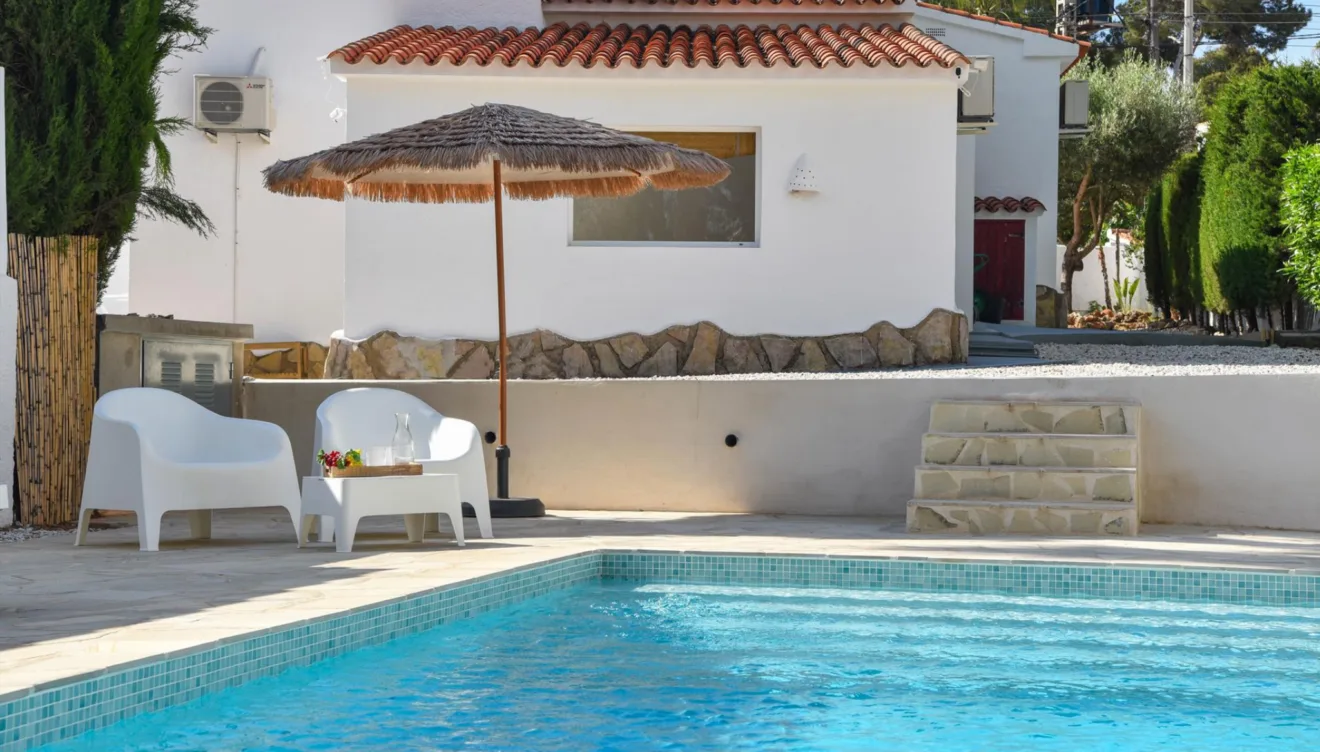 Relajarse junto a la piscina privada rodeada de naturaleza