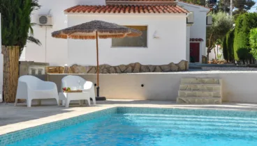 Relajarse junto a la piscina privada rodeada de naturaleza
