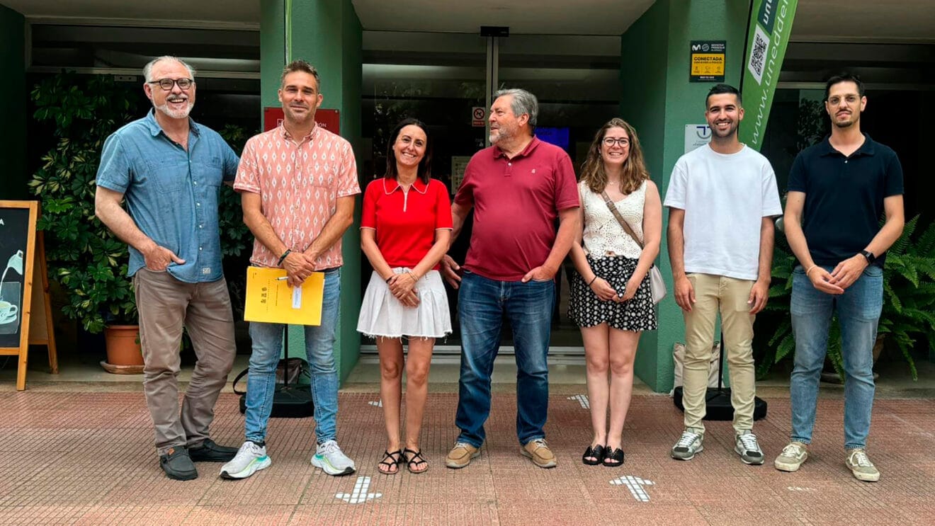Representantes de Compromís en la Casa de Cultura de Dénia