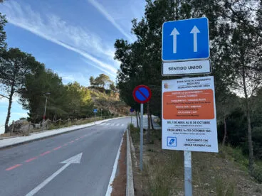 Salida del parking y de la cala del Moraig de Benitatxell