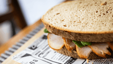 Sándwich artesanal con salsa de la casa