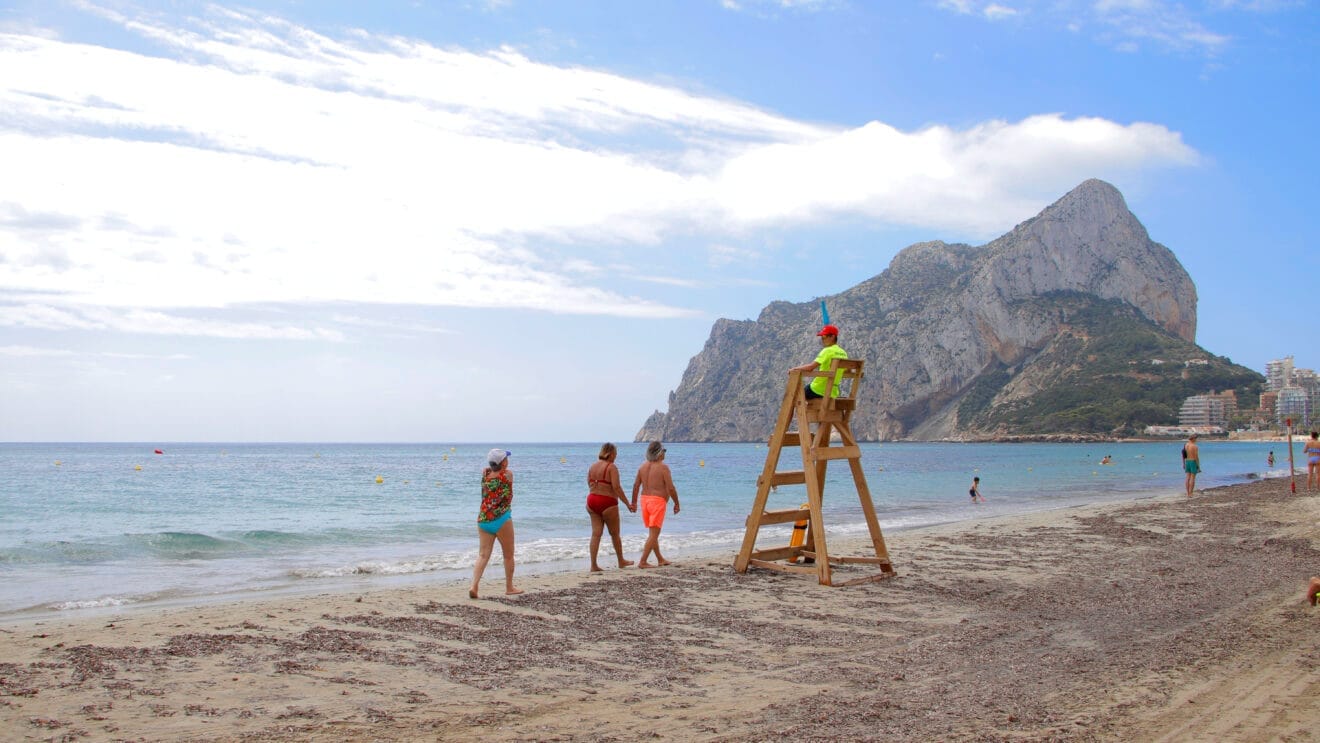 Socorrista en una playa de Calp
