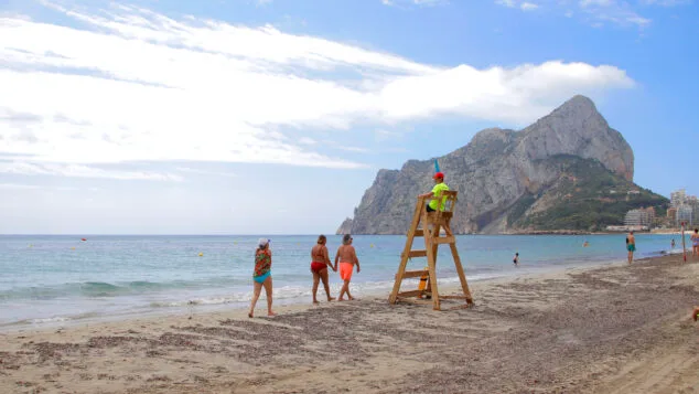 Imagen: Socorrista en una playa de Calp