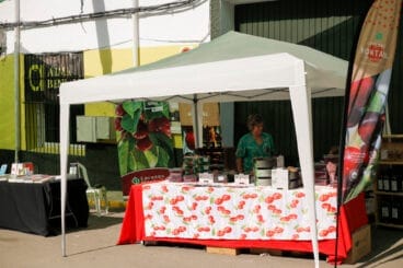 Stand de cerezas en la XXI Festa de la Cirera de la Vall de Gallinera en 2024