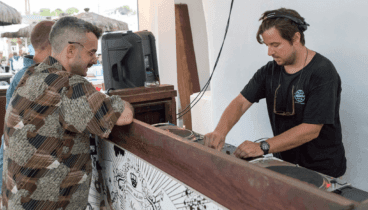 Tardeo musical con el mar de fondo