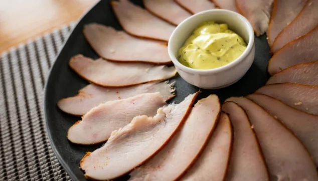 tostada con ingredientes frescos y salsa de la casa 1