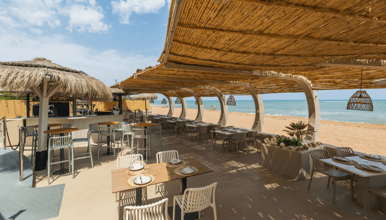 Una mesa frente al mar para saborear el verano