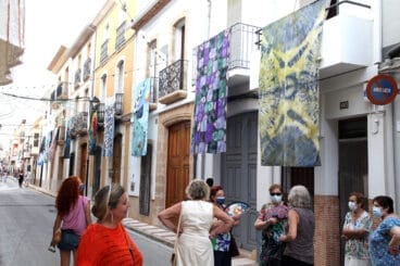 Vecinos y visitantes en la inauguración de Art al Vent 2021 en Gata de Gorgos