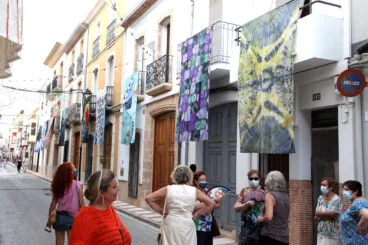 Vecinos y visitantes en la inauguración de Art al Vent 2021 en Gata de Gorgos