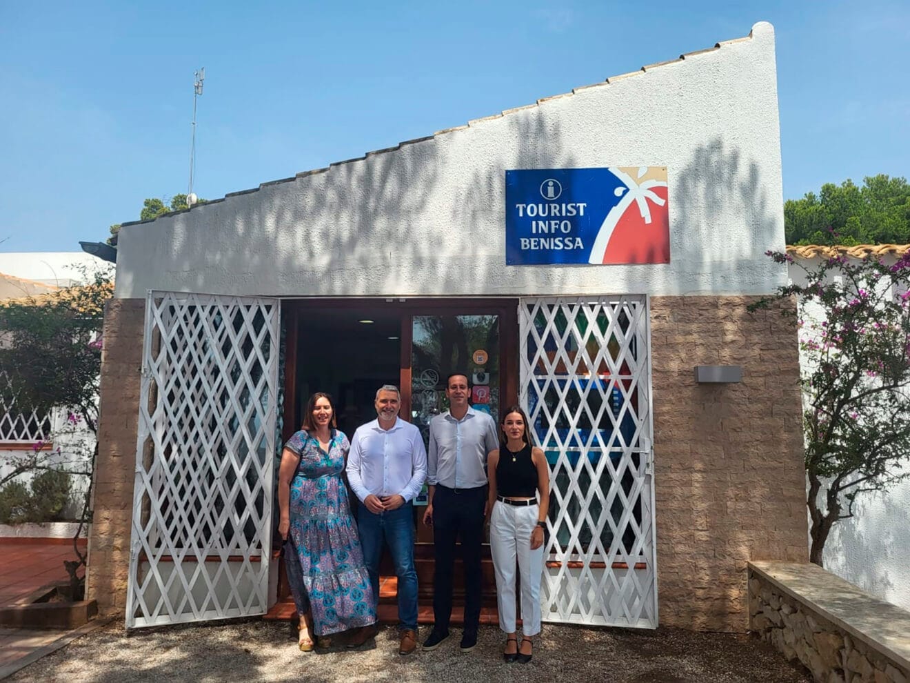 Visita del secretario autonómico de Turismo de la Generalitat Valenciana, José Manuel Camarero, a la oficina Tourist Info de la playa La Fustera de Benissa