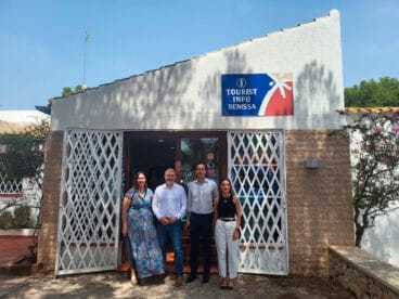 Visita del secretario autonómico de Turismo de la Generalitat Valenciana, José Manuel Camarero, a la oficina Tourist Info de la playa La Fustera de Benissa